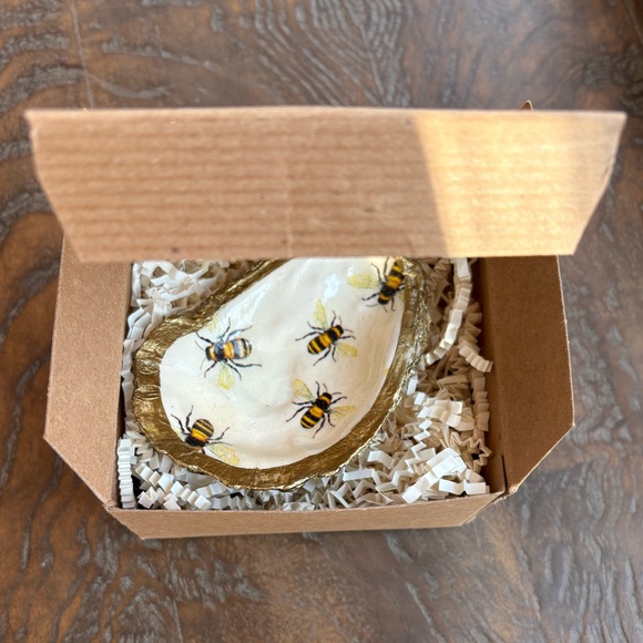 Oyster shell with 🐝 (bees) painted on the inside finished in gold - Picture 10 of 10